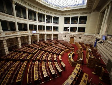 «Κόντρα» κυβέρνησης και αντιπολίτευσης - Στη Βουλή η έξαρση της εγκληματικότητας και της ανομίας σε αναρχικές οργανώσεις
